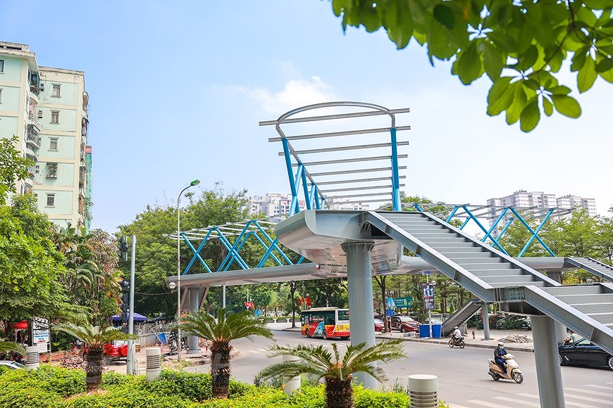 Y-shaped pedestrian overpass in Hanoi hinh anh 5