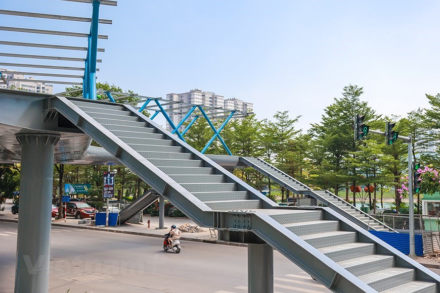 Y-shaped pedestrian overpass in Hanoi hinh anh 6