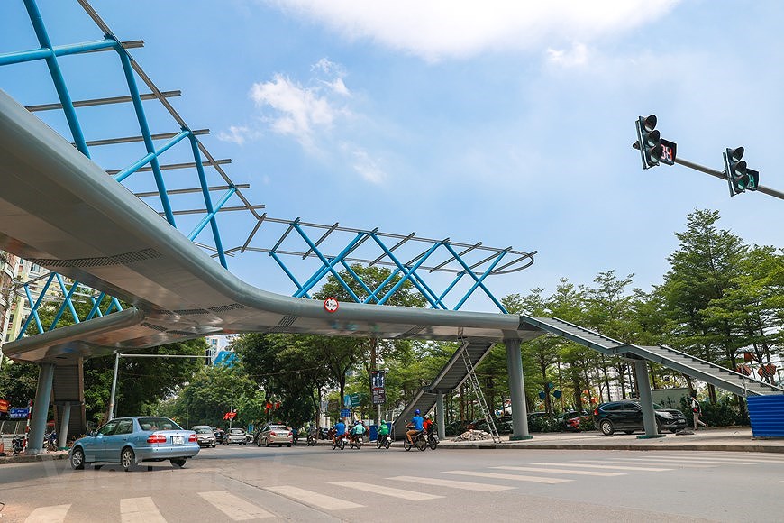 Y-shaped pedestrian overpass in Hanoi hinh anh 7