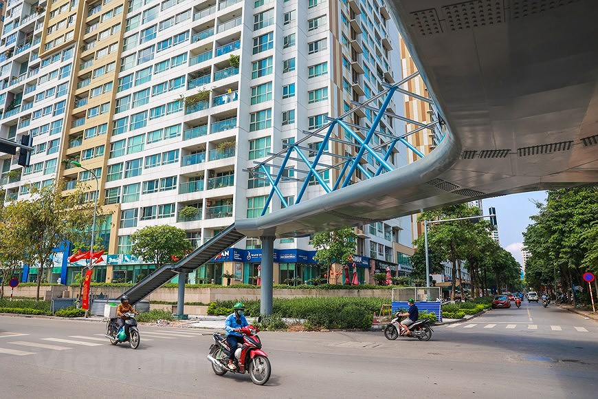 Y-shaped pedestrian overpass in Hanoi hinh anh 8
