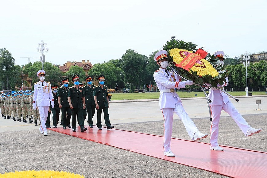Staff of Level-2 Field Hospital No.2 pay homage to Uncle Ho hinh anh 2