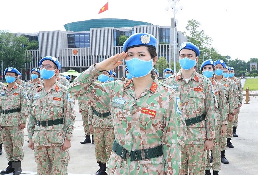 Staff of Level-2 Field Hospital No.2 pay homage to Uncle Ho hinh anh 7