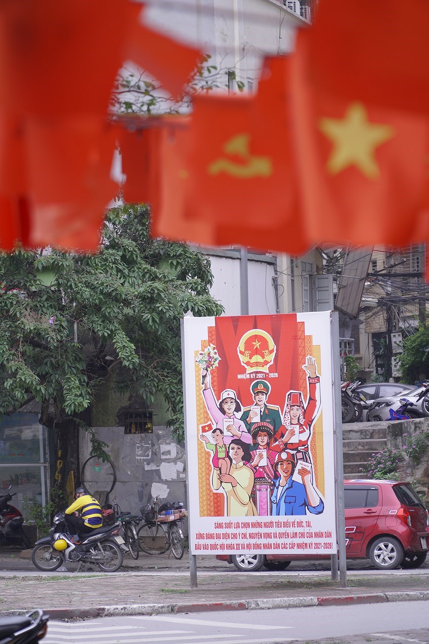 Hanoi turns colourful to celebrate National Reunification Day hinh anh 10