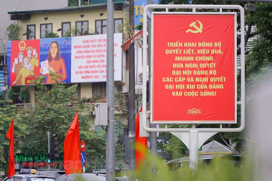 Hanoi turns colourful to celebrate National Reunification Day hinh anh 12