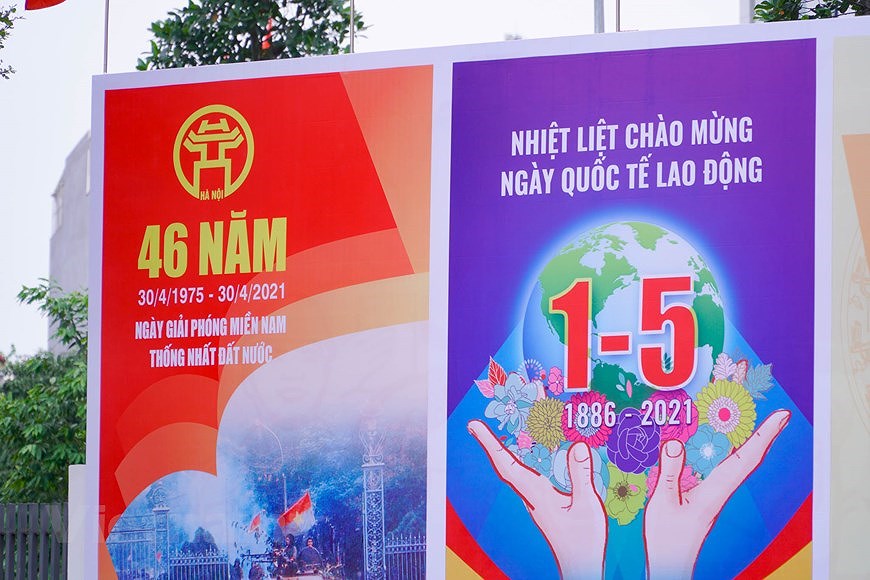 Hanoi turns colourful to celebrate National Reunification Day hinh anh 13