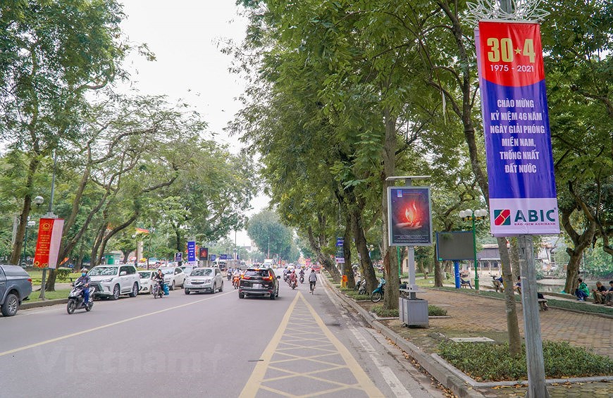 Hanoi turns colourful to celebrate National Reunification Day hinh anh 1