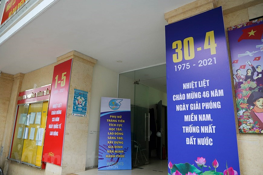 Hanoi turns colourful to celebrate National Reunification Day hinh anh 4