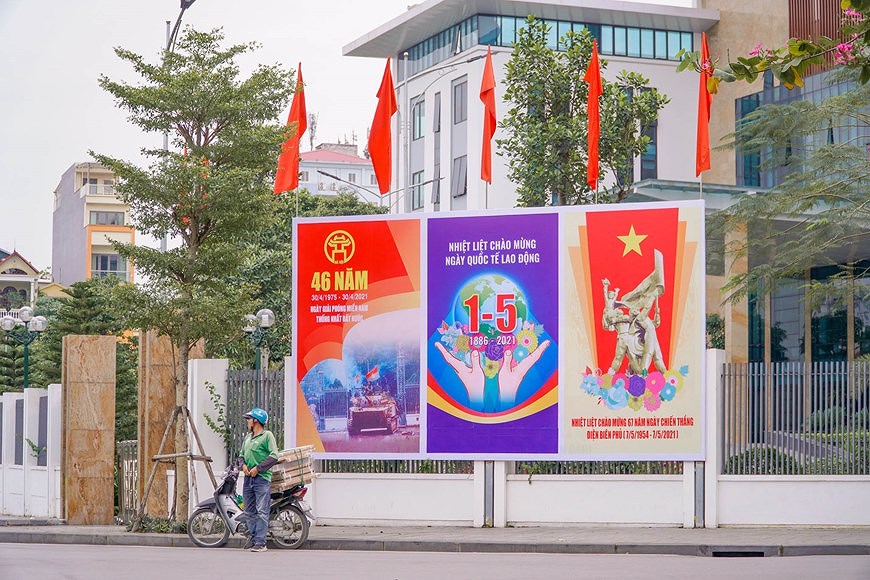 Hanoi turns colourful to celebrate National Reunification Day hinh anh 5