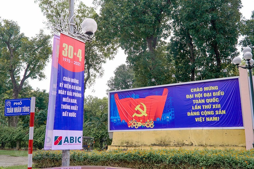 Hanoi turns colourful to celebrate National Reunification Day hinh anh 6