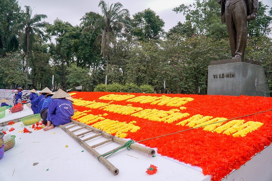 Hanoi turns colourful to celebrate National Reunification Day hinh anh 7