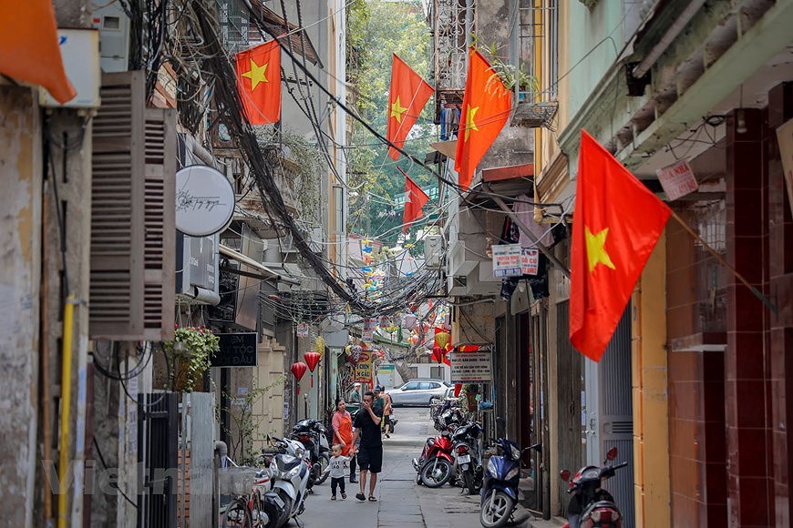Hanoi turns colourful to celebrate National Reunification Day hinh anh 8