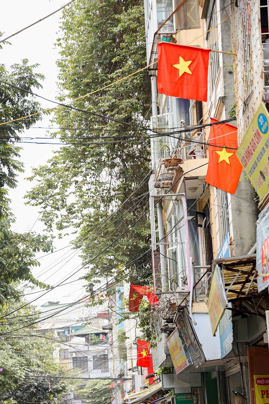 Hanoi turns colourful to celebrate National Reunification Day hinh anh 9
