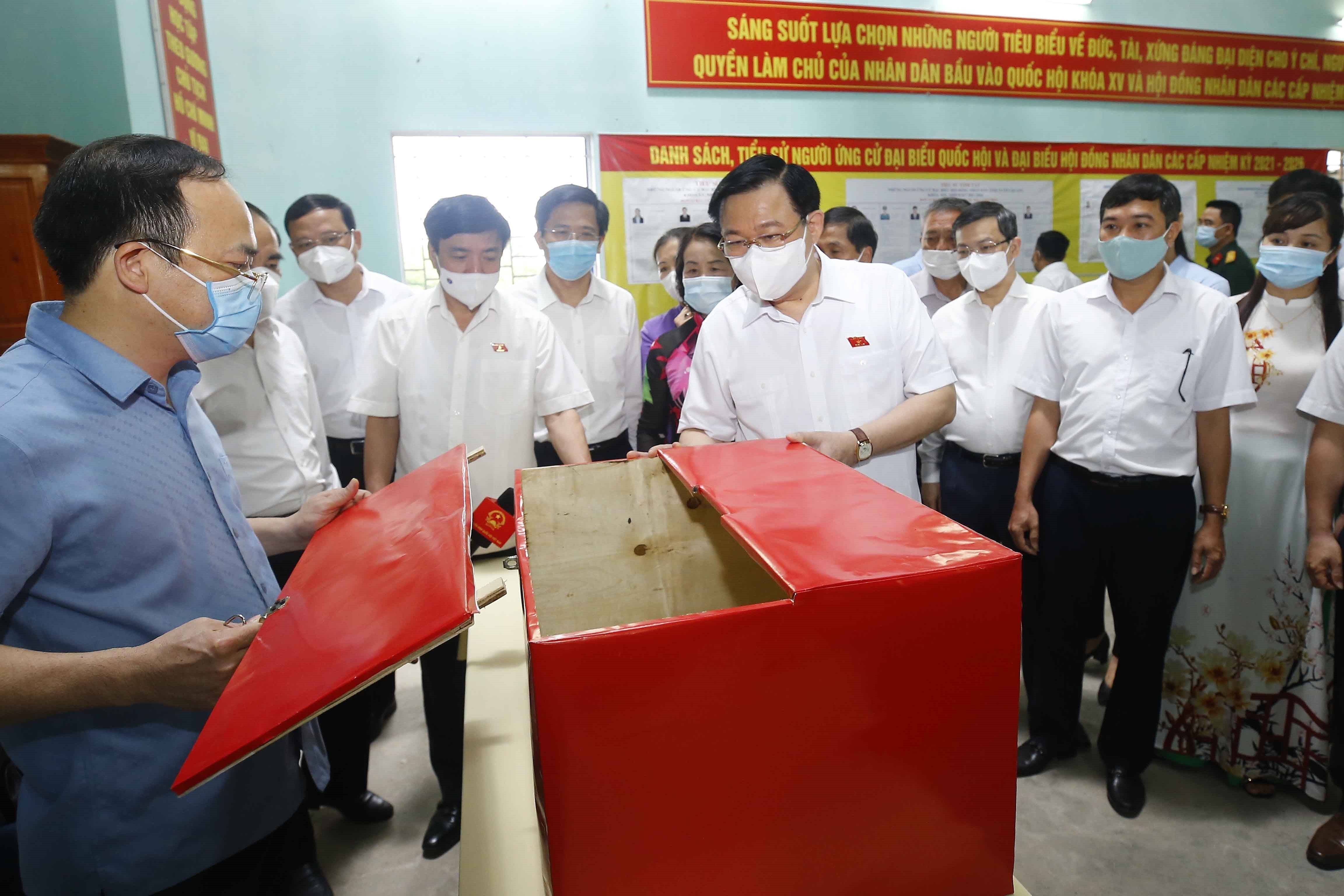 Legislative leader inspects election preparations in Tuyen Quang province hinh anh 2