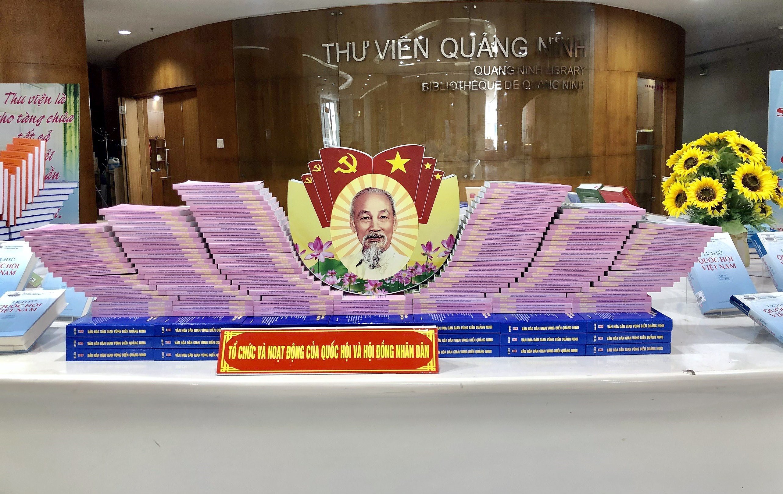 Books on election on display in Quang Ninh province hinh anh 1