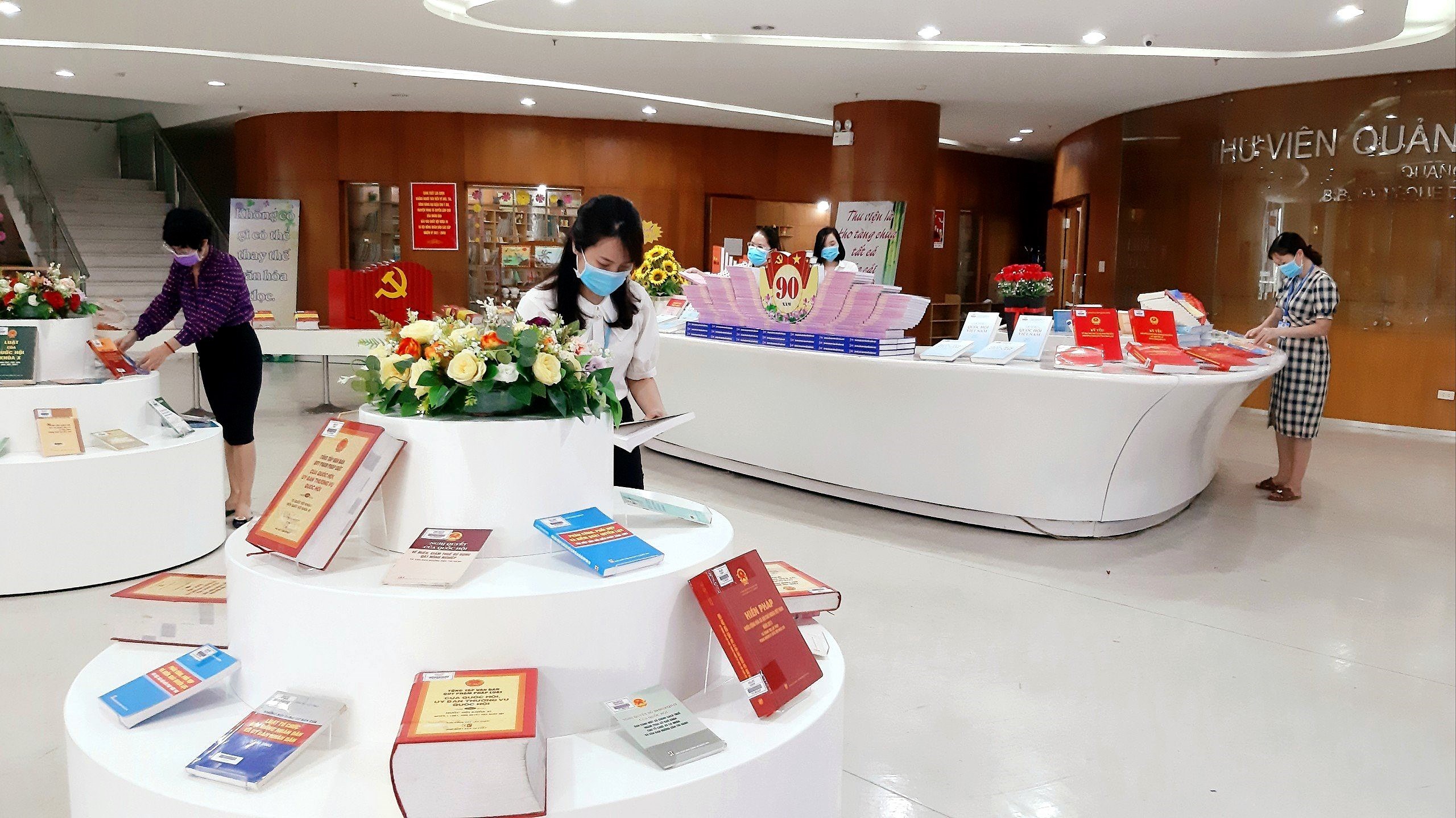 Books on election on display in Quang Ninh province hinh anh 3