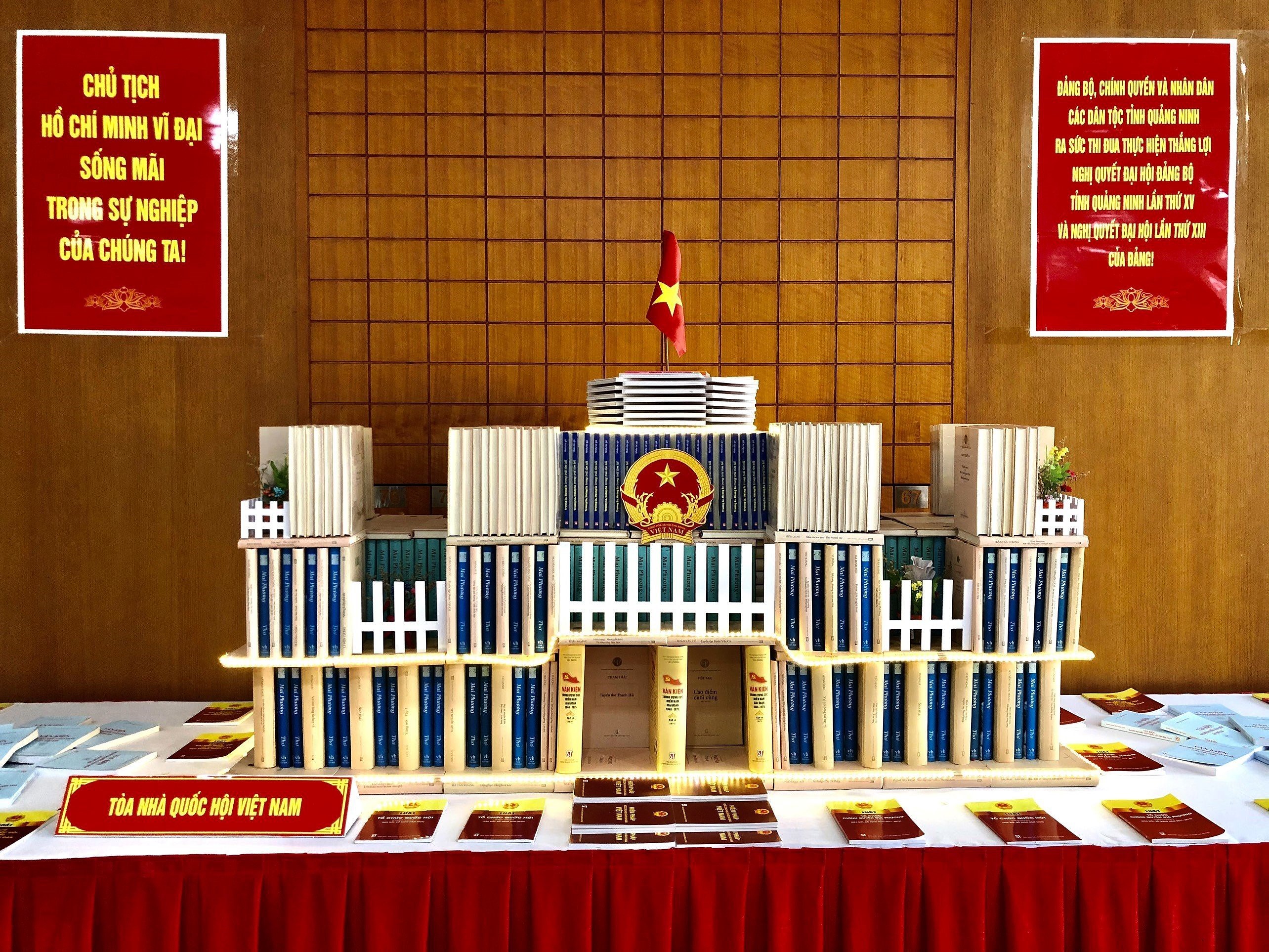Books on election on display in Quang Ninh province hinh anh 4