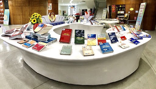 Books on election on display in Quang Ninh province hinh anh 5