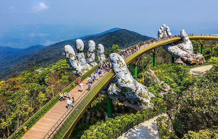 Golden Bridge named world’s new wonders by UK daily hinh anh 1