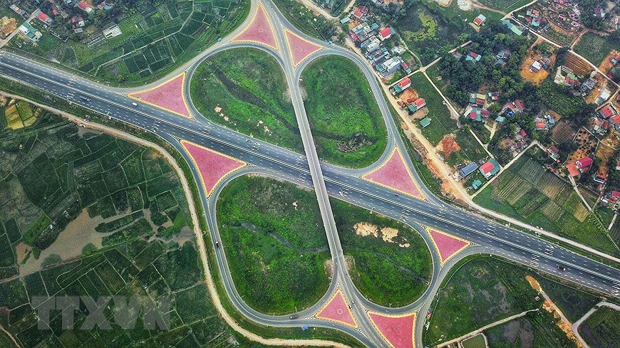 Expressway boosts development in economic triangle axis hinh anh 6