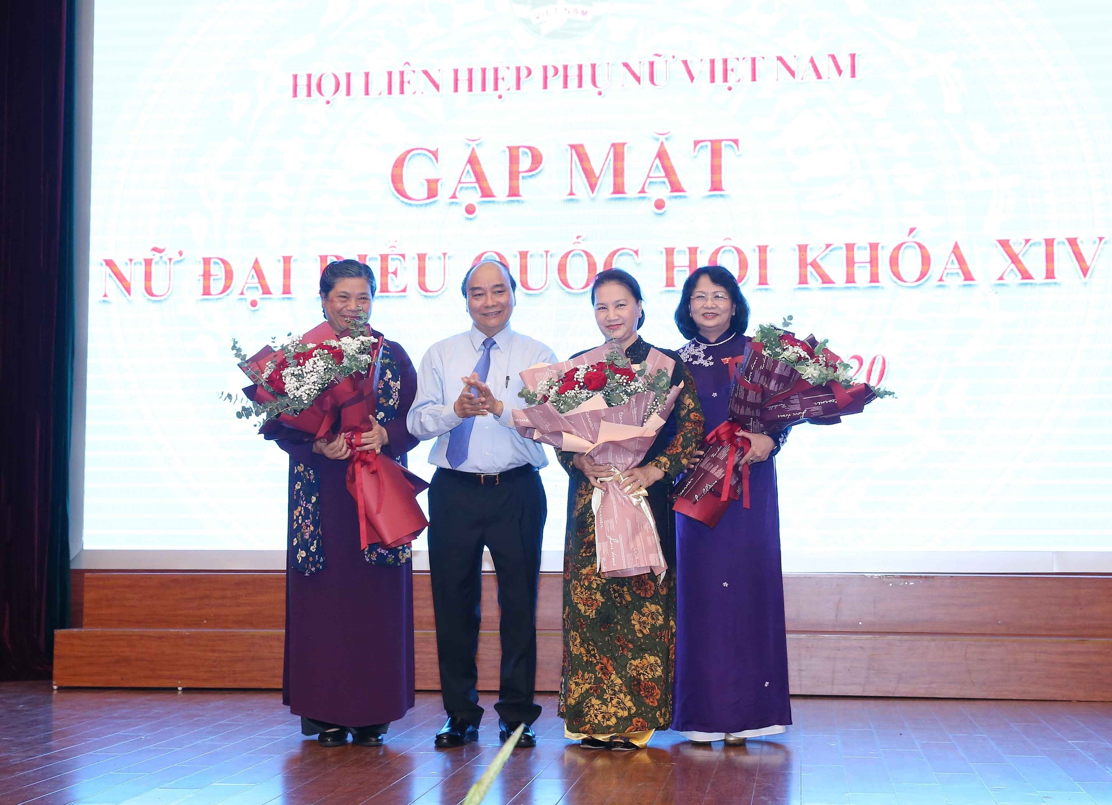 Prime Minister, top legislator meet with female NA deputies hinh anh 1