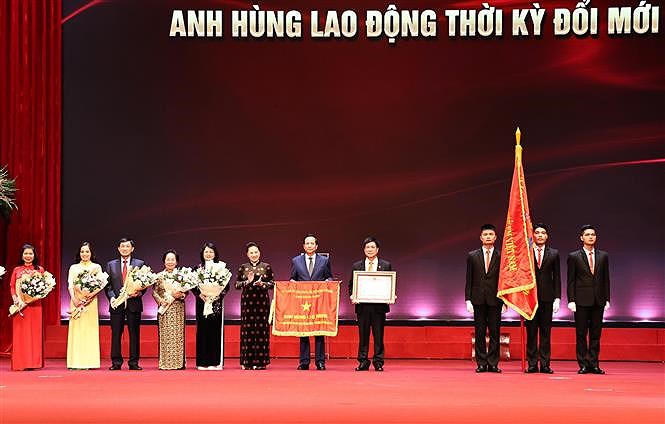 Citizens with major contributions to community honoured hinh anh 1