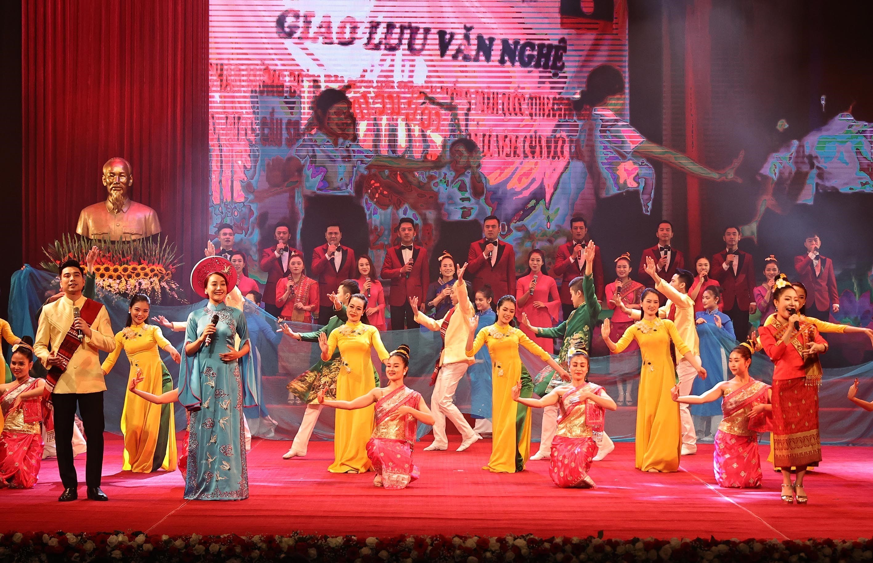 Grand ceremony in Hanoi celebrates Laos’ 45th National Day hinh anh 2
