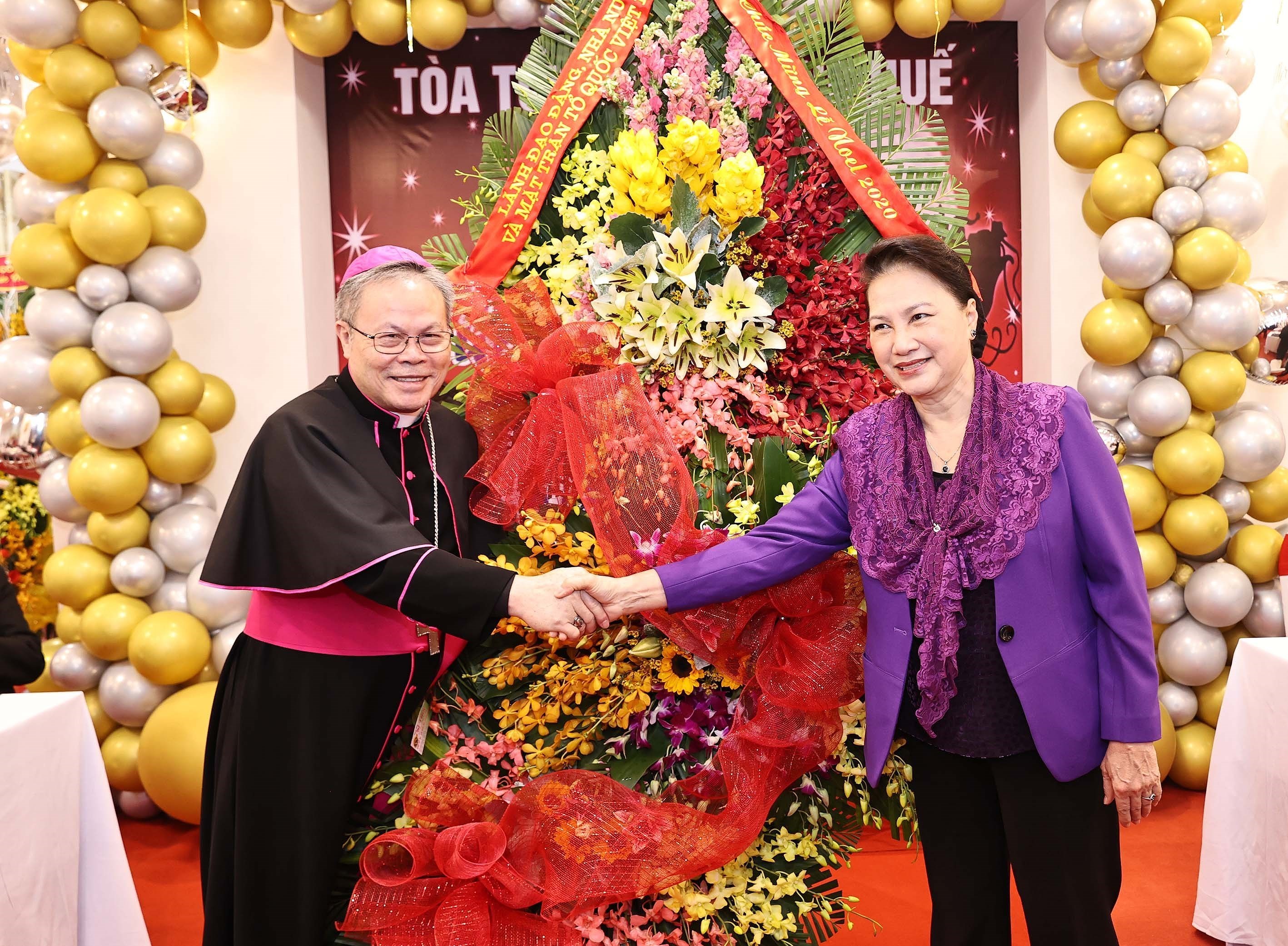 NA leader pays pre-Christmas visit to Archdiocese of Hue hinh anh 1
