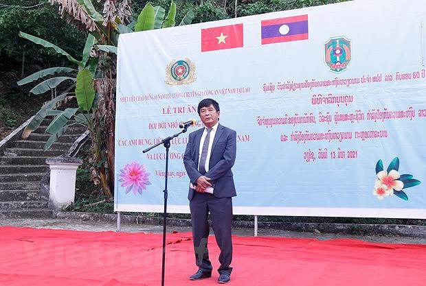 Vietnam, Laos pay tribute to fallen soldiers of public security forces hinh anh 2