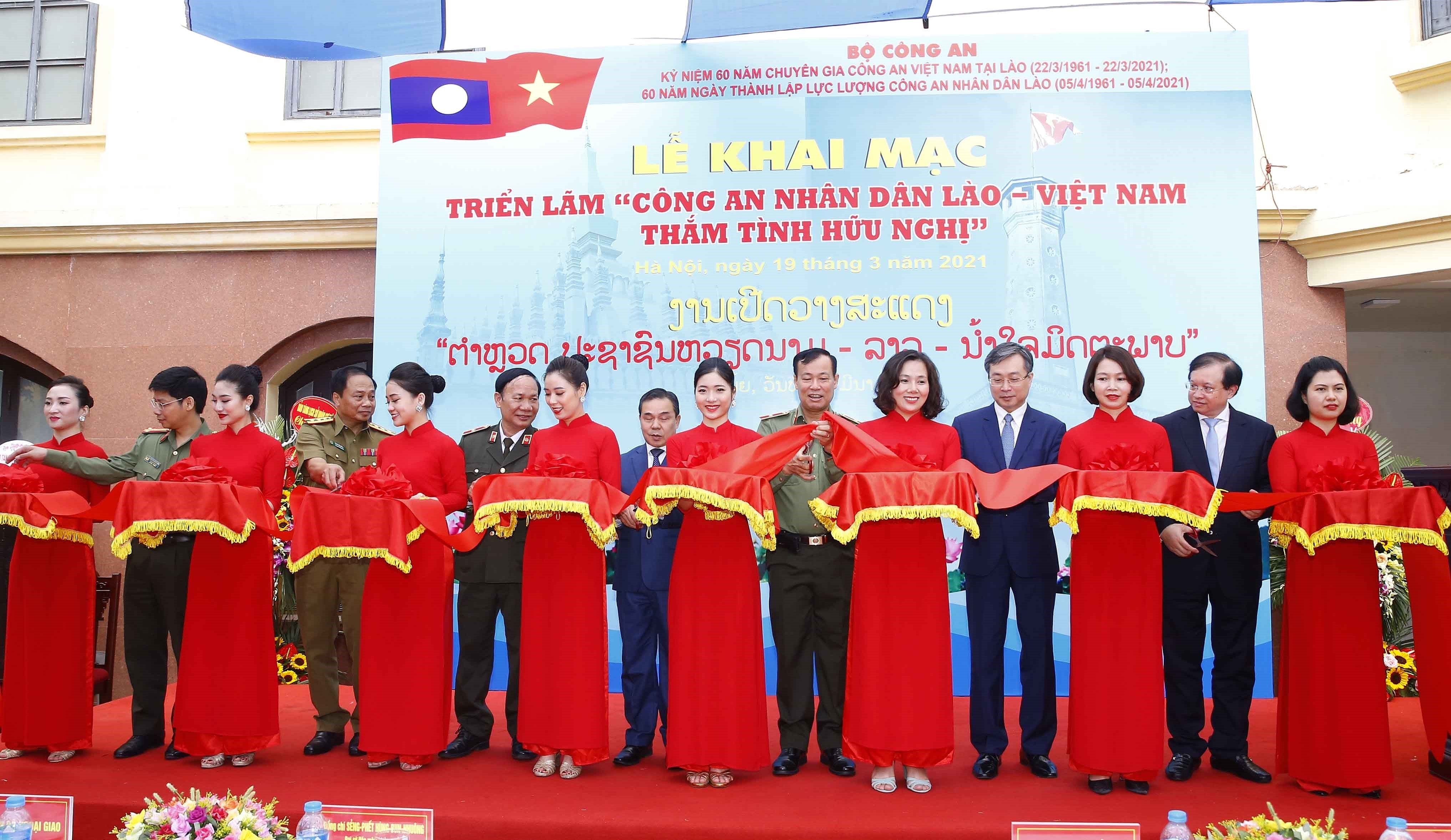 Exhibition spotlights friendship of Vietnamese, Lao public security forces hinh anh 1