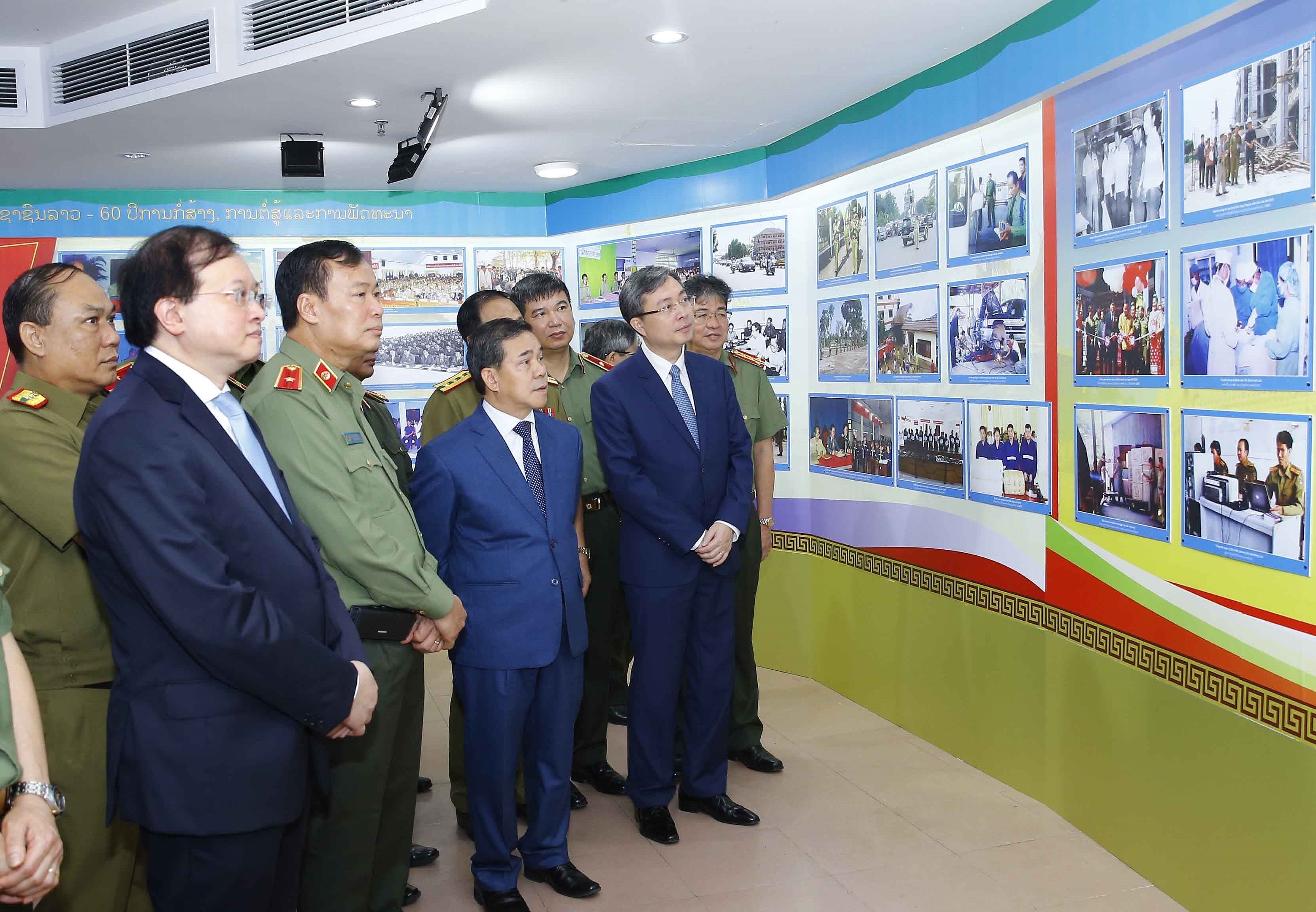 Exhibition spotlights friendship of Vietnamese, Lao public security forces hinh anh 2