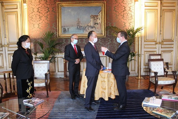 Vietnamese Ambassador in Paris receives French honour hinh anh 1