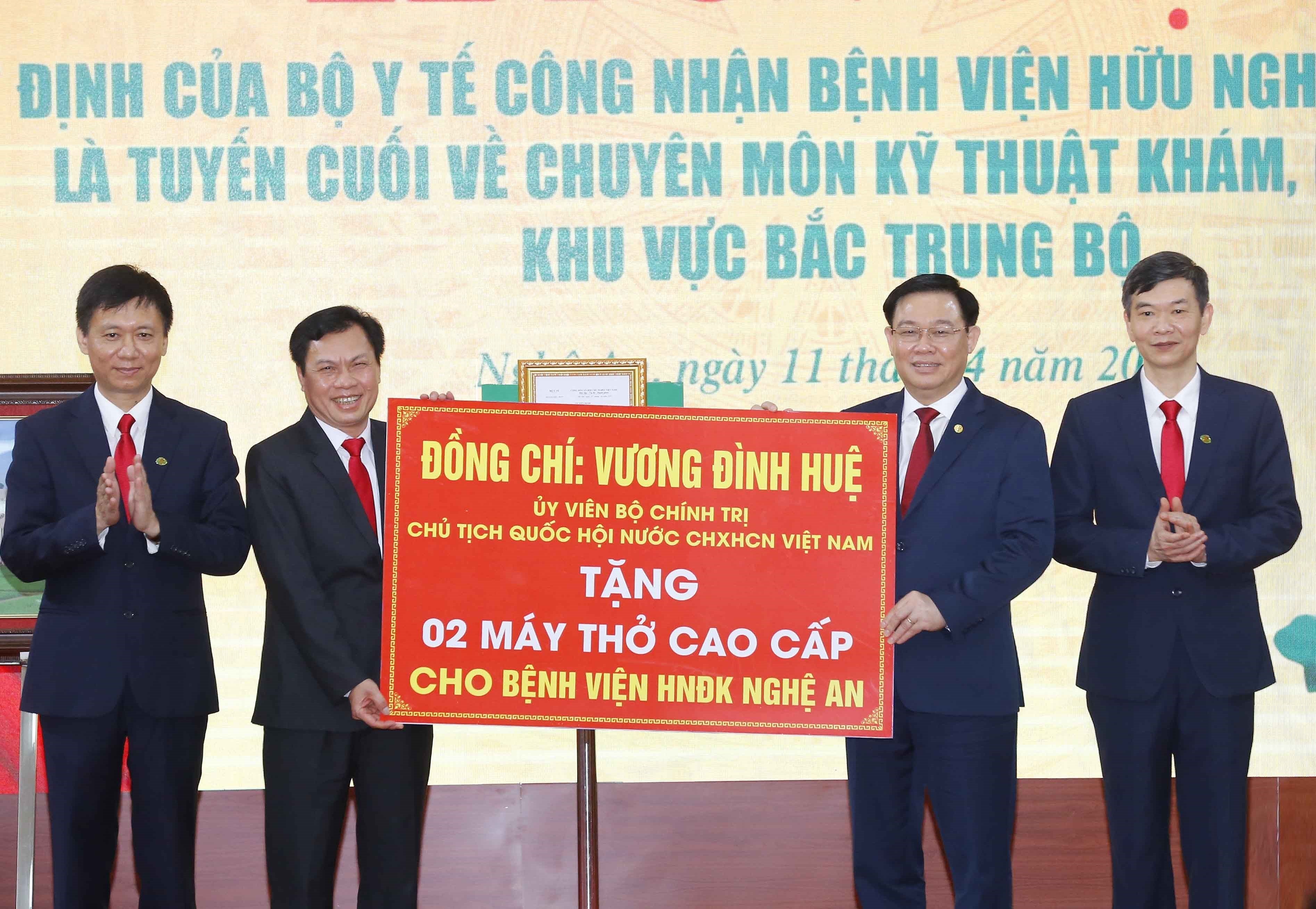 NA Chairman pays working trip to central Nghe An province hinh anh 2