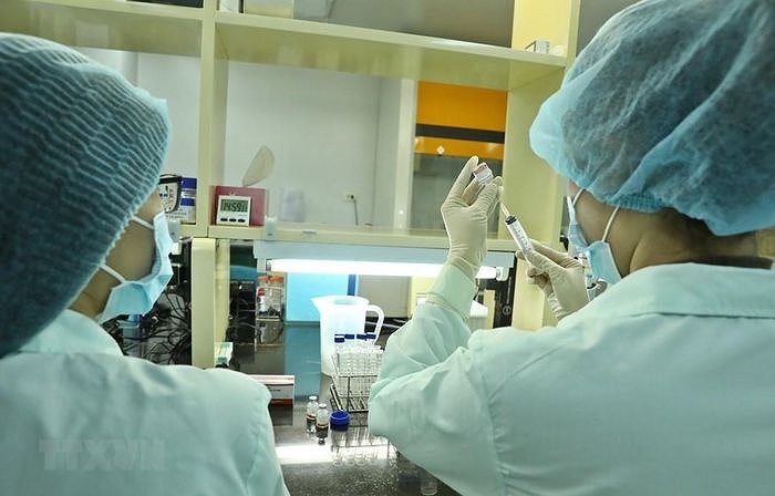 Vietnam striving to quickly produce home-made COVID-19 vaccines hinh anh 1
