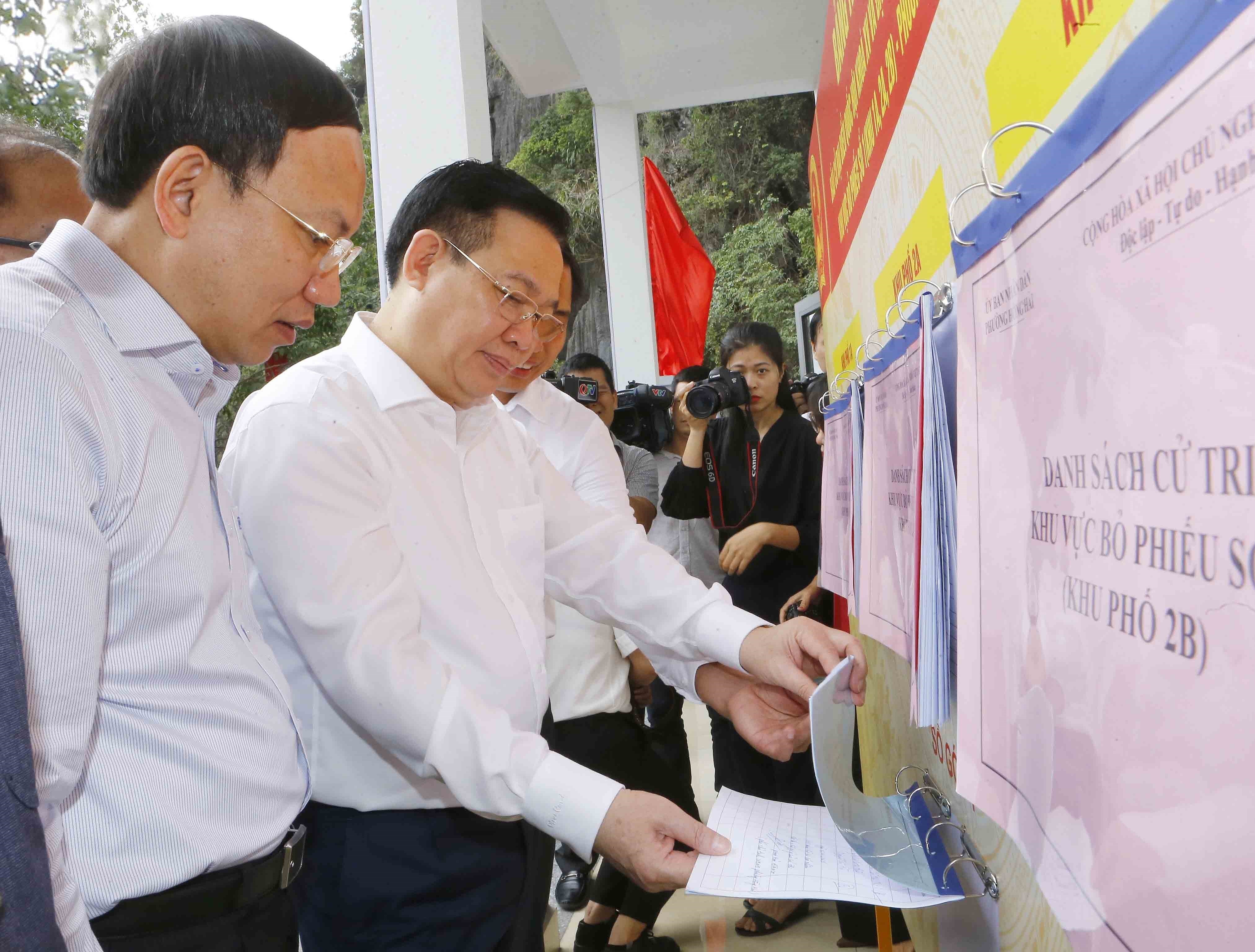 NA Chairman examines election preparations in Quang Ninh hinh anh 1