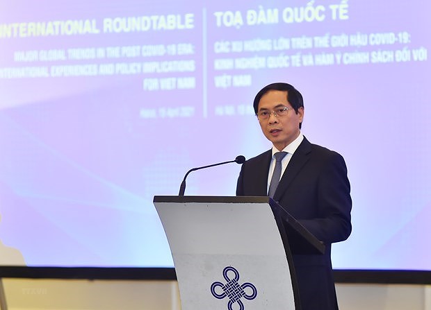 Experts discuss post-COVID-19 global major trends, recommendations for Vietnam hinh anh 1