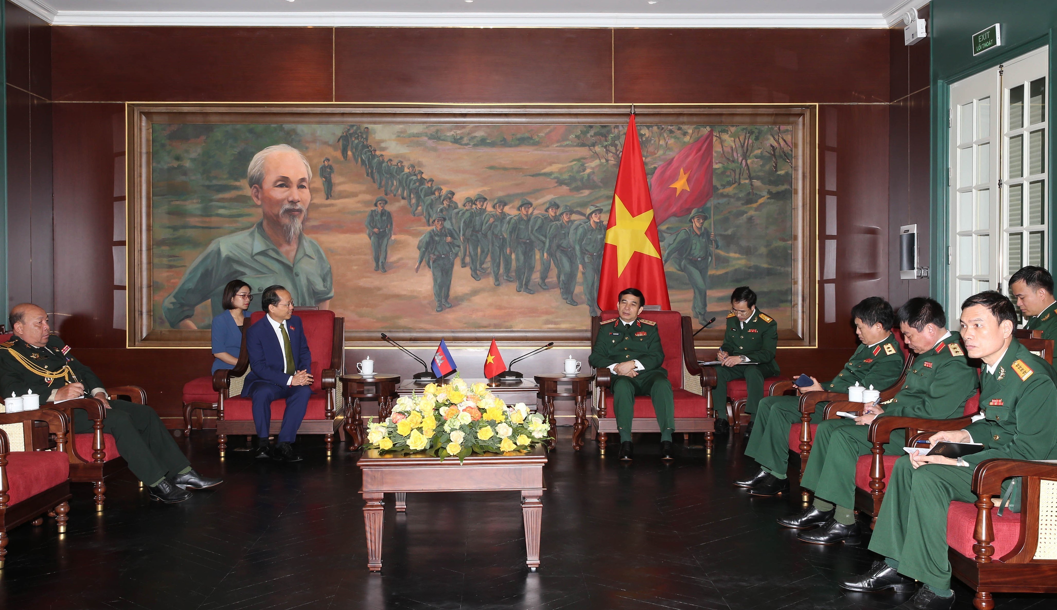 Vietnam forges defence ties with foreign countries hinh anh 2