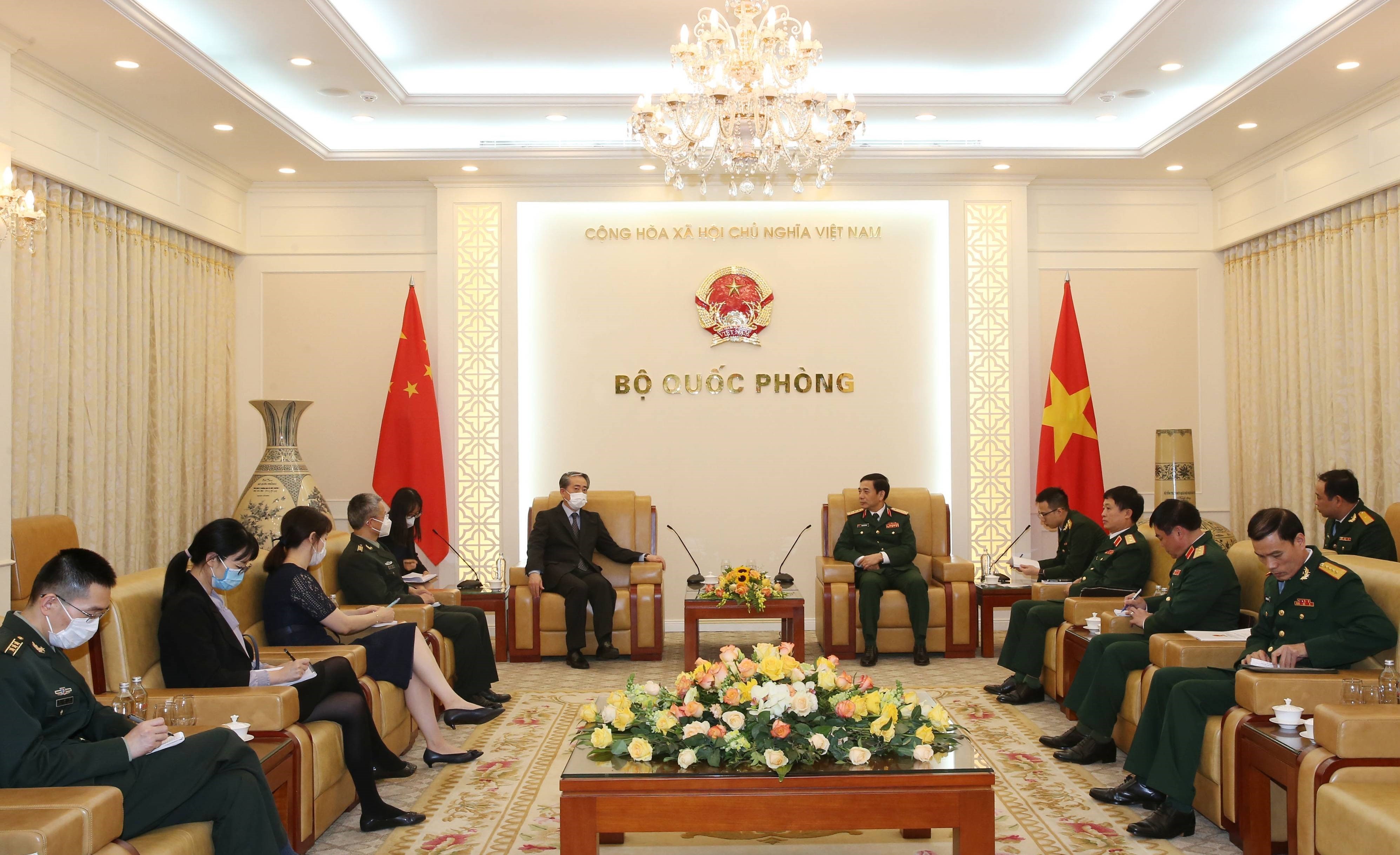 Vietnam forges defence ties with foreign countries hinh anh 3
