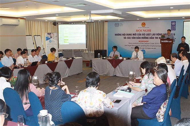 Meeting held to promote enforcement of 2019 Labour Code hinh anh 2