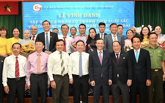 17 collectives, 33 individuals honoured for overseas Vietnamese affairs hinh anh 1