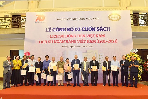 Books on Vietnamese currency, banking system released hinh anh 1