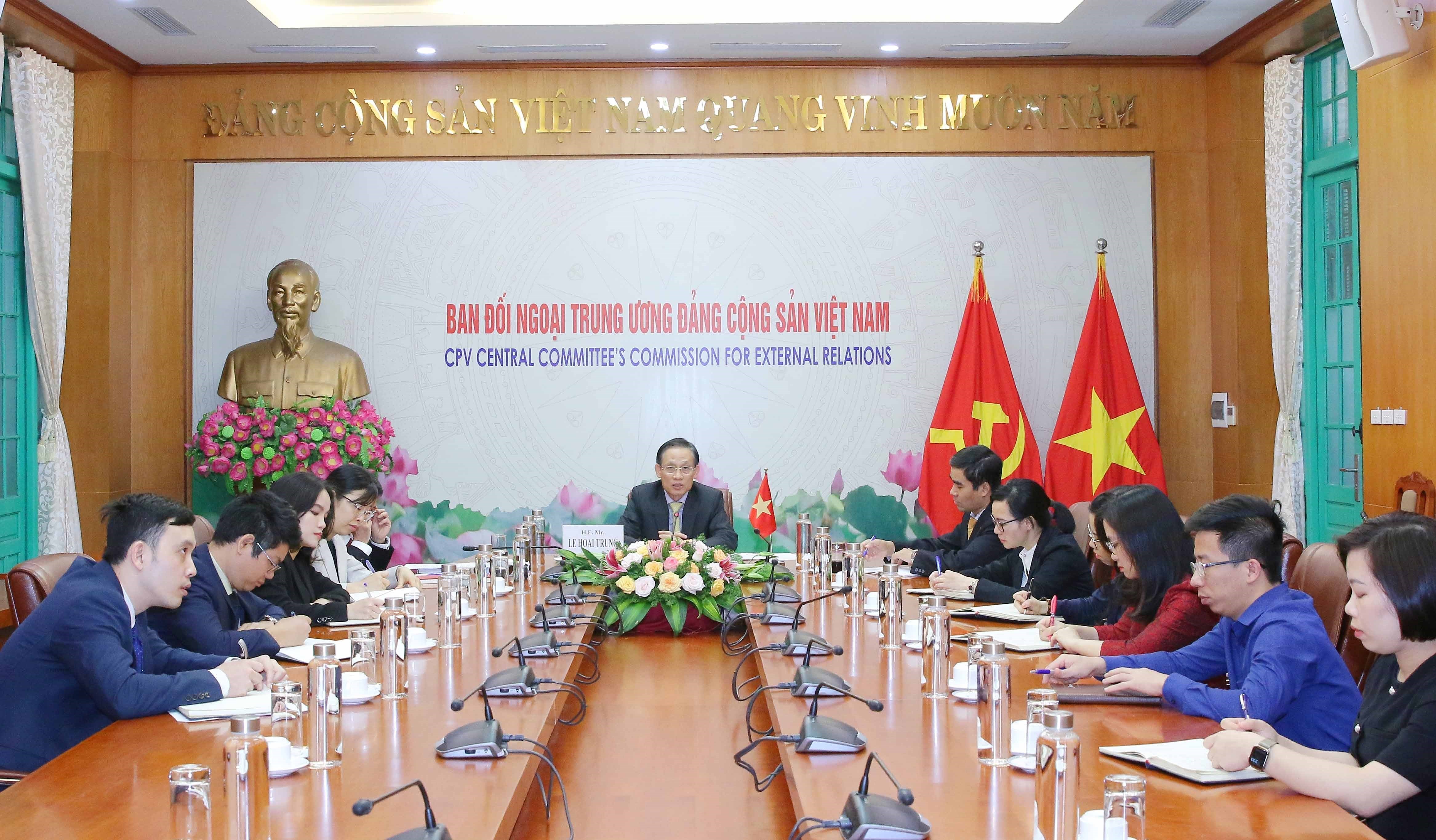 Vietnam always treasures strategic partnership with Singapore: Party official hinh anh 1