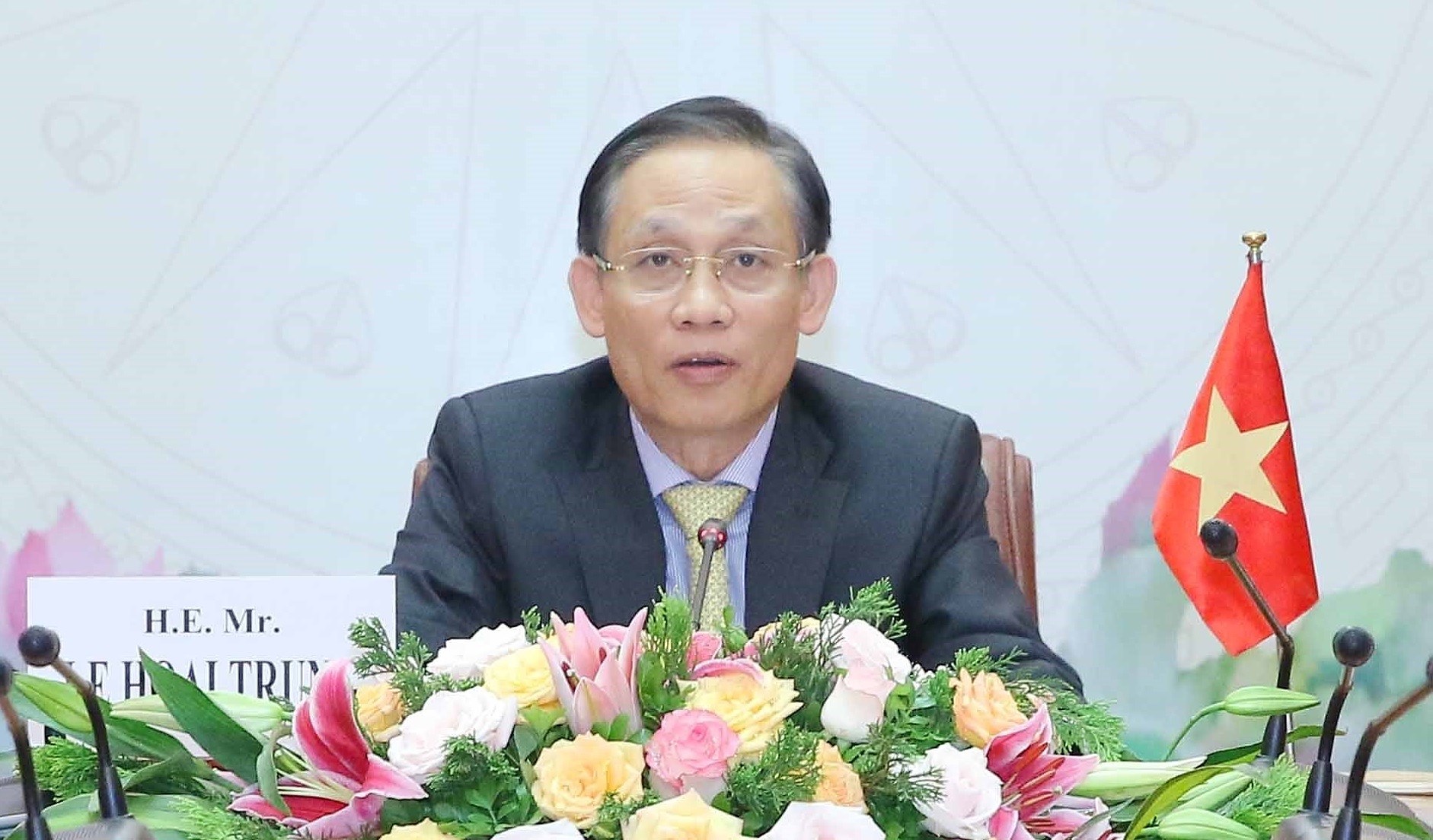 Vietnam always treasures strategic partnership with Singapore: Party official hinh anh 2