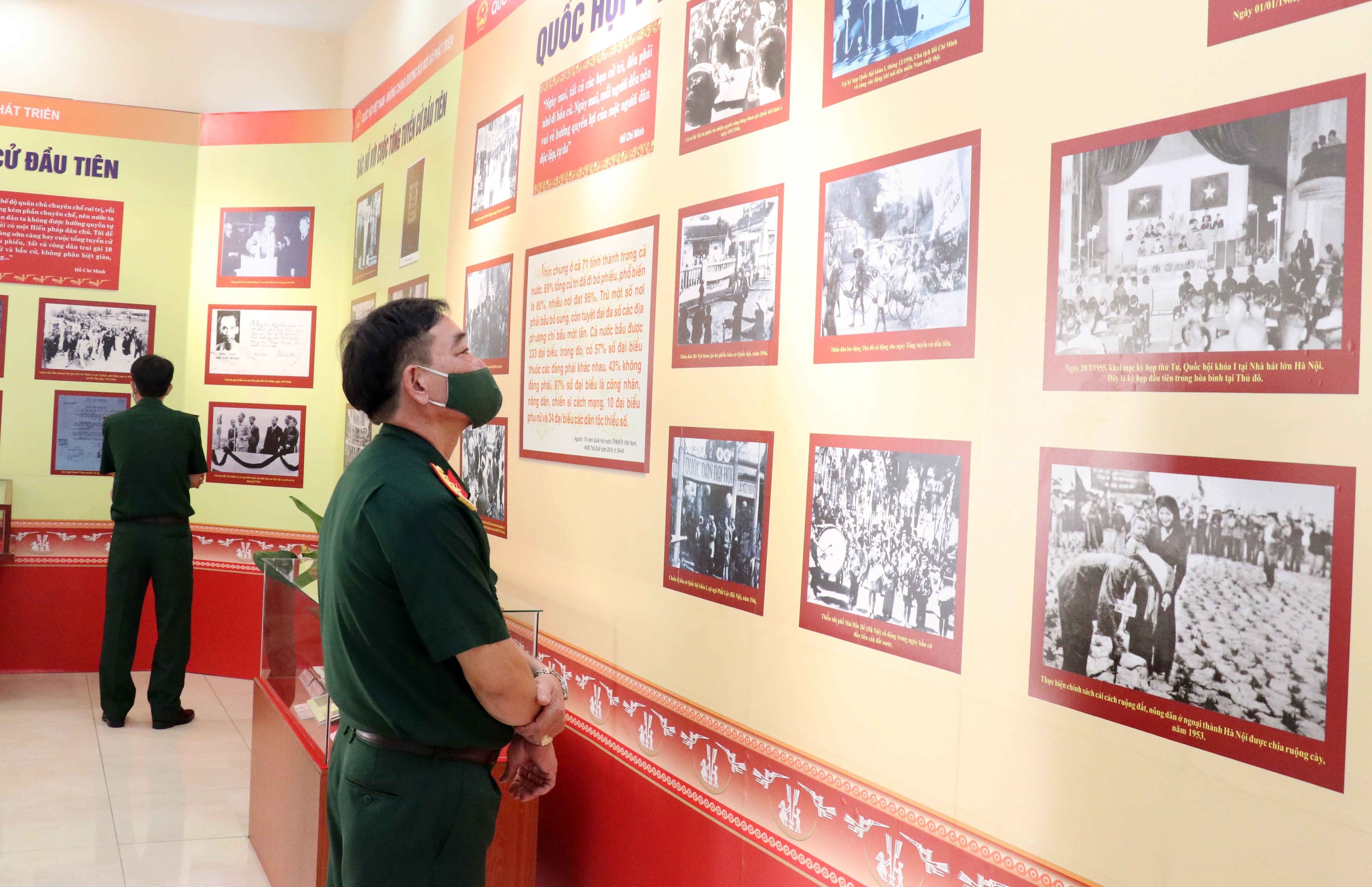 Exhibition on National Assembly opens in HCM City hinh anh 2