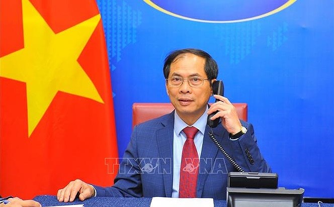 Vietnamese, Cuban Foreign Ministers hold phone talks hinh anh 1
