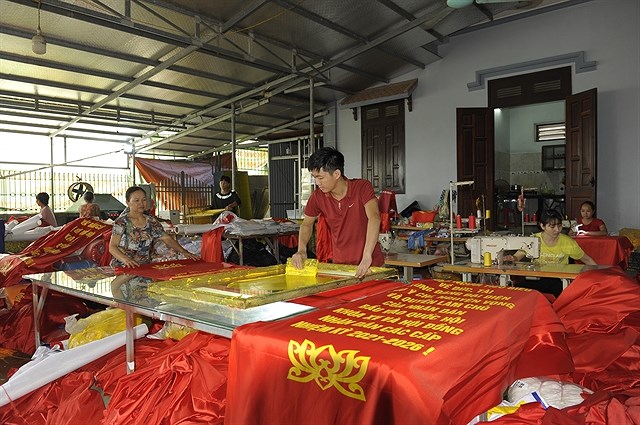 Trade village busy making flags ahead of general election hinh anh 1