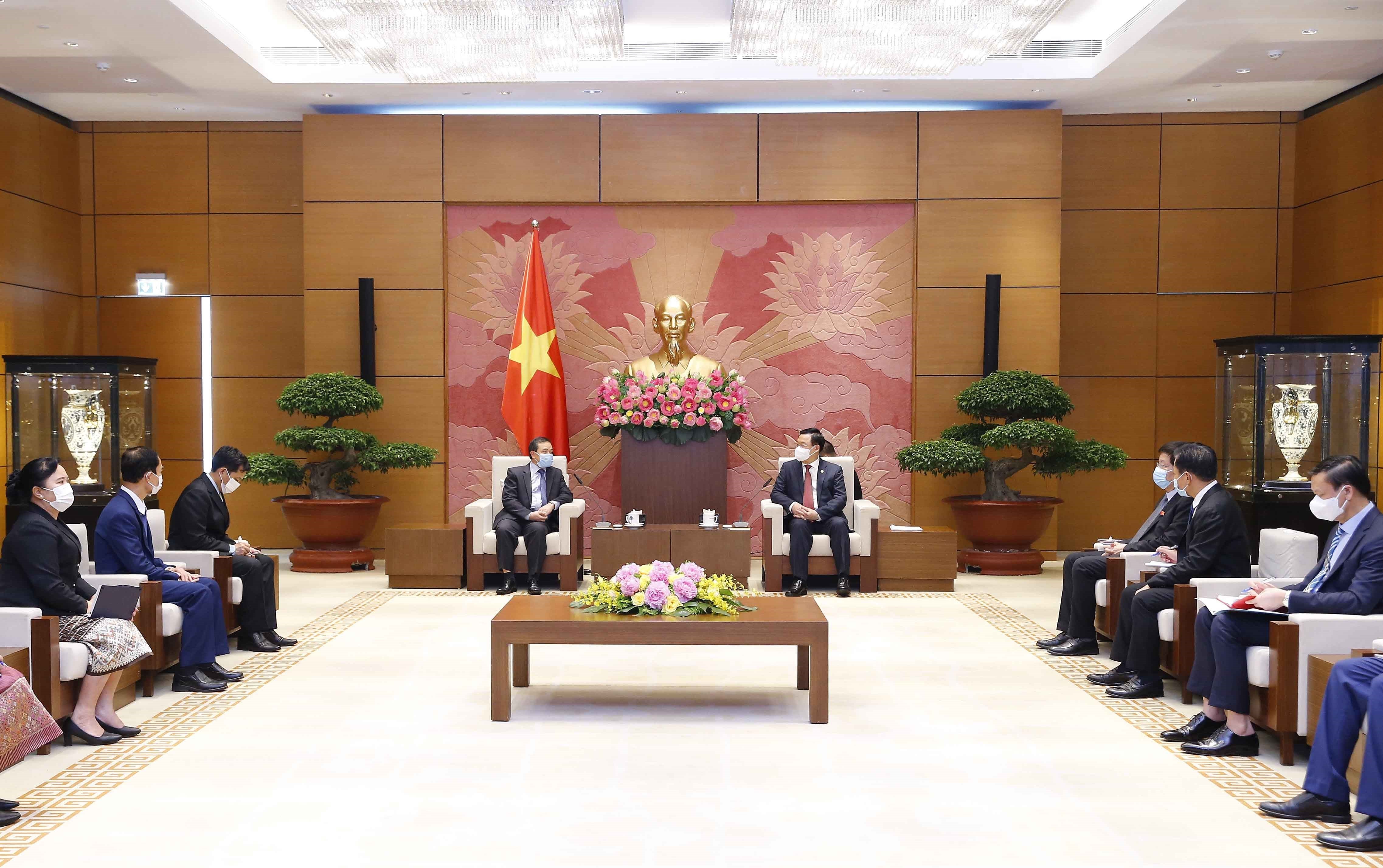 National Assembly Chairman receives Lao Ambassador hinh anh 2