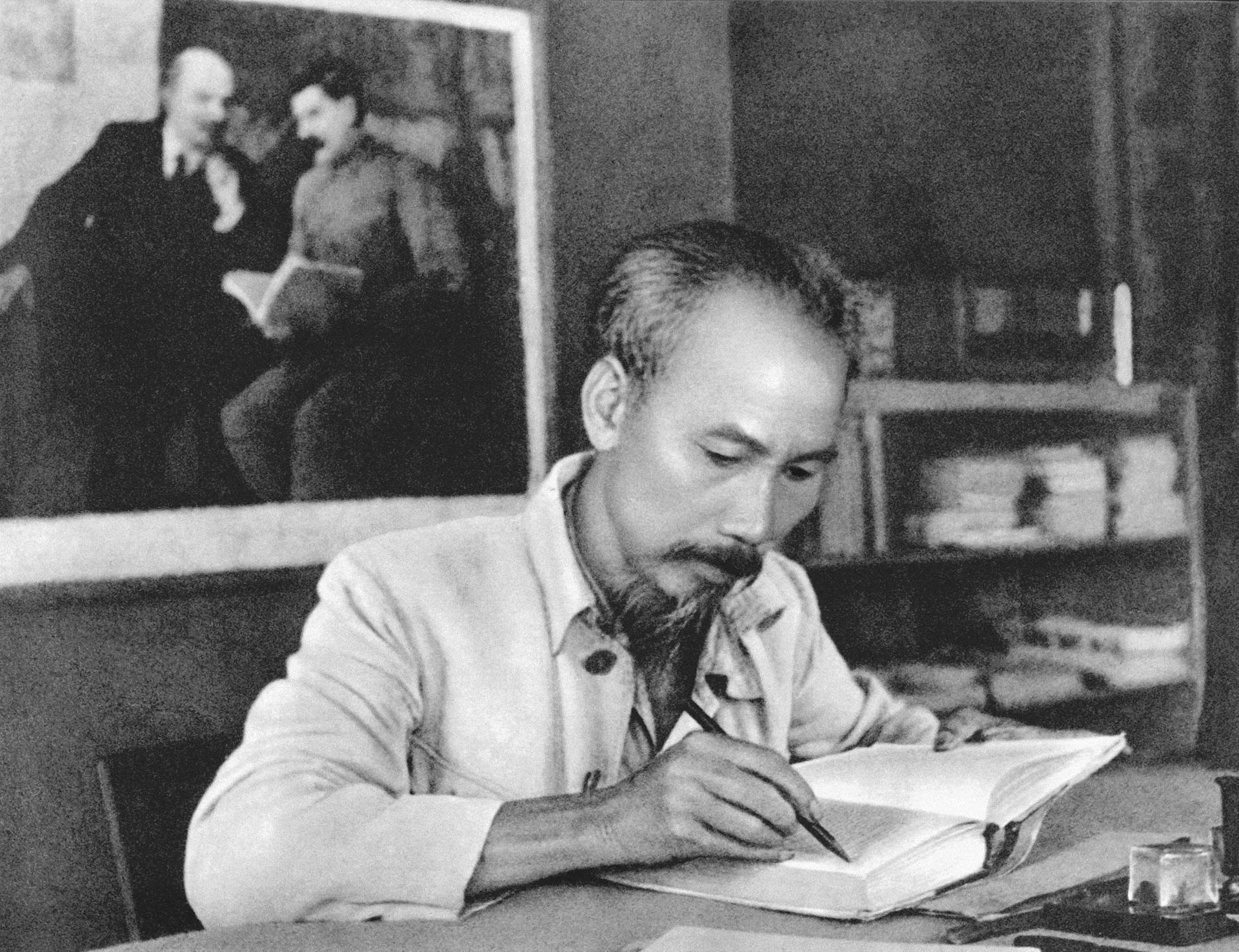Exhibition on President Ho Chi Minh opens at former revolutionary base hinh anh 2
