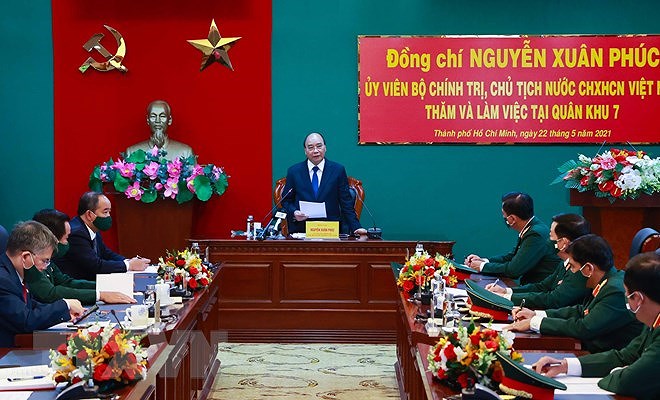 President inspects combat readiness in Military Region 7 hinh anh 2