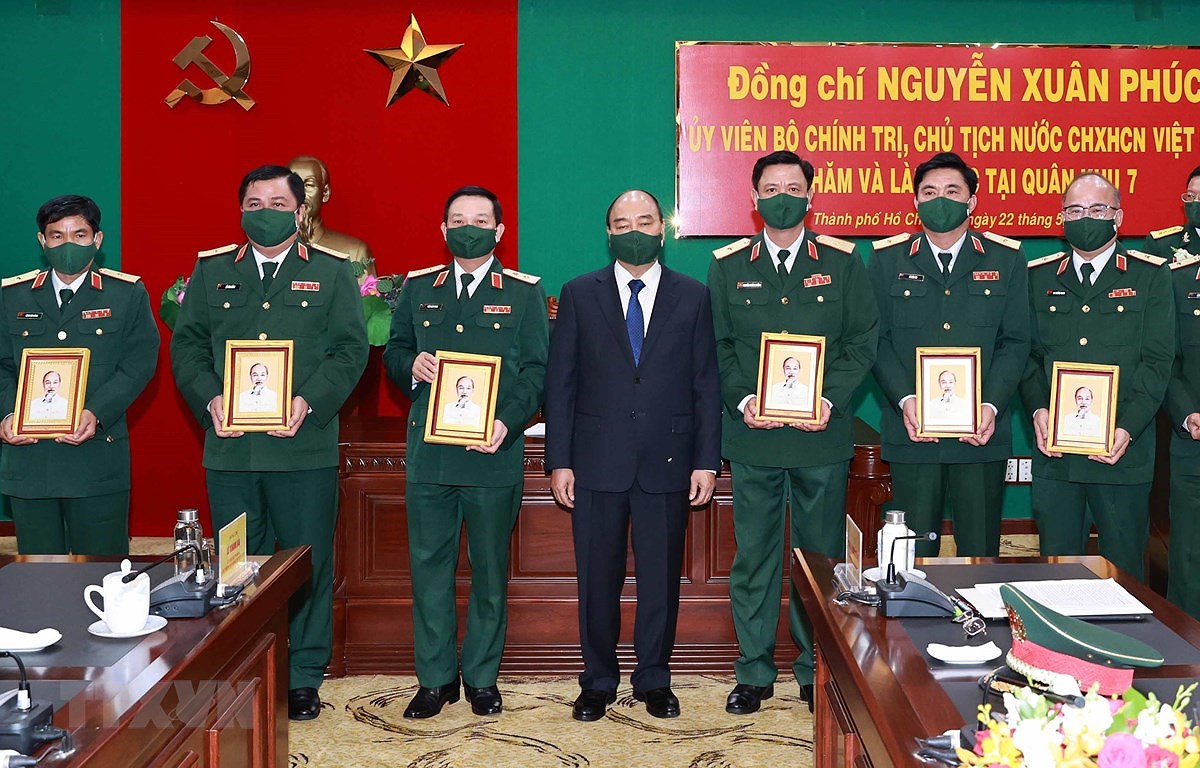 President inspects combat readiness in Military Region 7 hinh anh 1