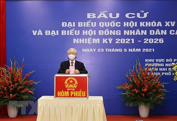 Party leader casts ballots in Hanoi’s Hai Ba Trung district hinh anh 1